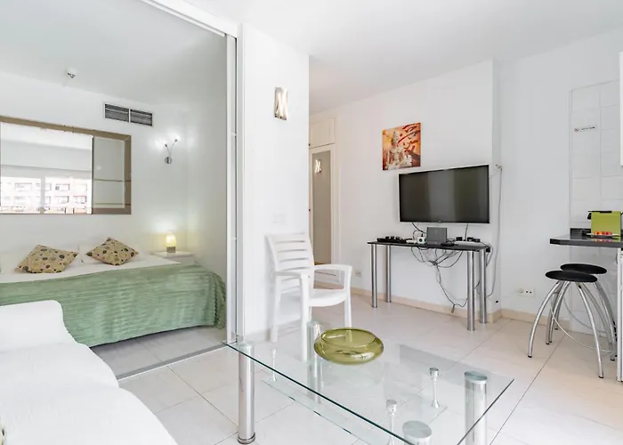 Pyr And Pool Views *